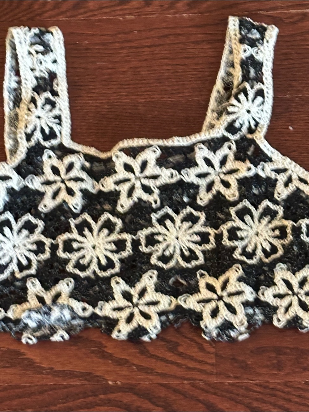 POL Crochet Flower Crop Tank Top in Black and Cream Size ONE